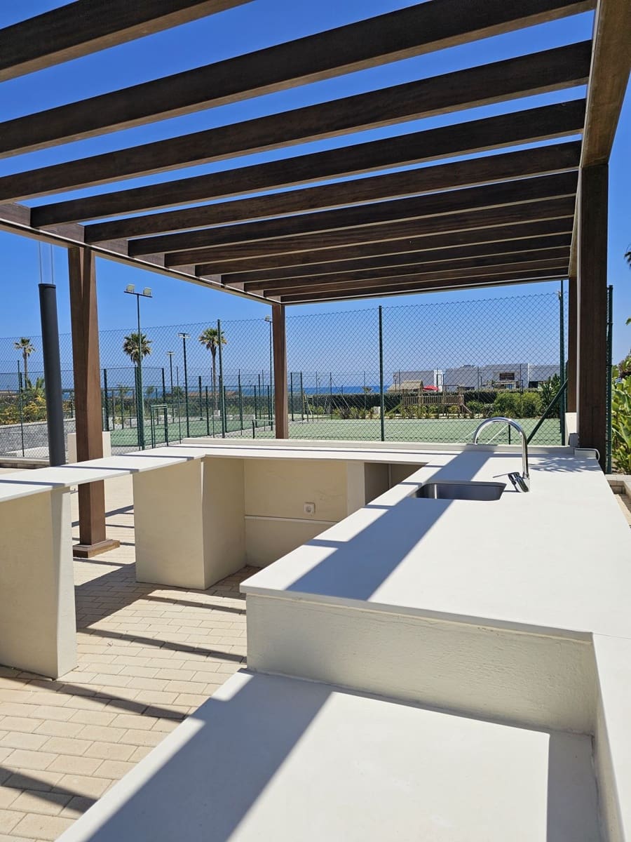 Piso de 2 habitaciones en Estepona en venta con piscina garaje - 1.295.000 € (Ref: 9549020)