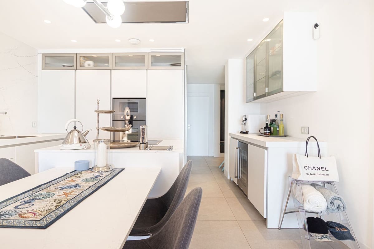 Piso de 2 habitaciones en Estepona en venta con piscina garaje - 1.295.000 € (Ref: 9549020)