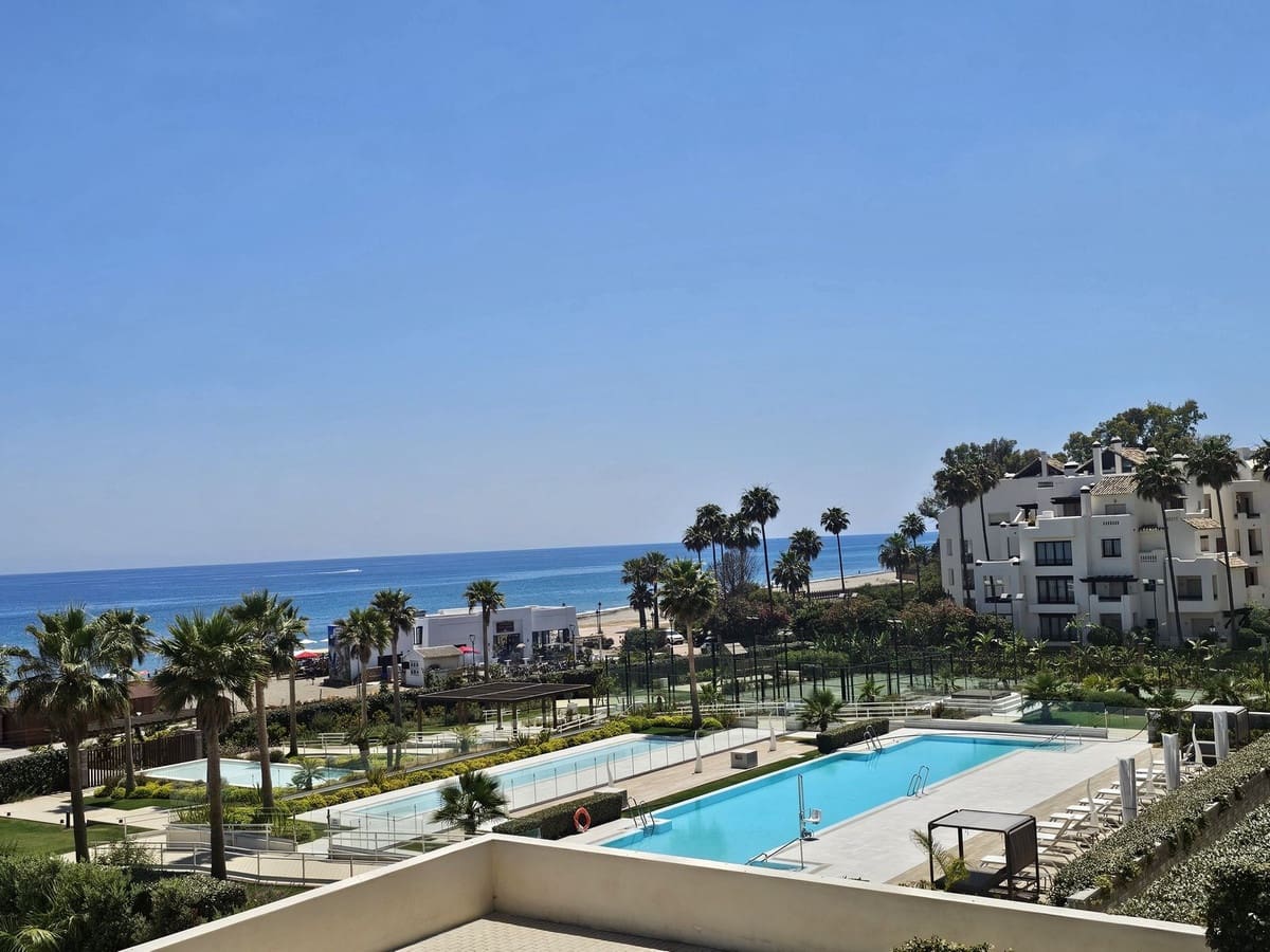 Piso de 2 habitaciones en Estepona en venta con piscina garaje - 1.295.000 € (Ref: 9549020)