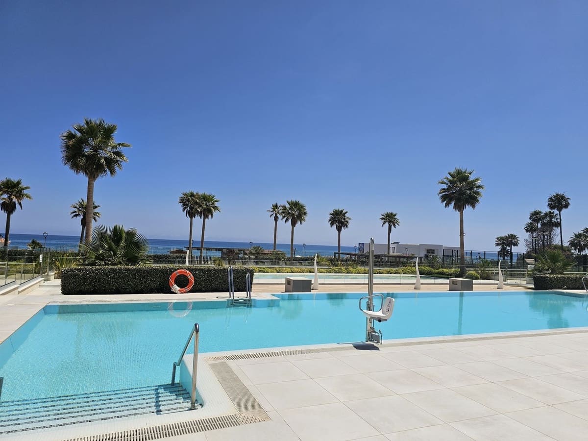 Piso de 2 habitaciones en Estepona en venta con piscina garaje - 1.295.000 € (Ref: 9549020)