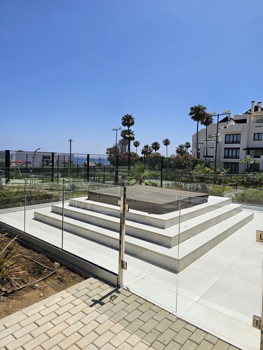 Piso de 2 habitaciones en Estepona en venta con piscina garaje - 1.295.000 € (Ref: 9549020)