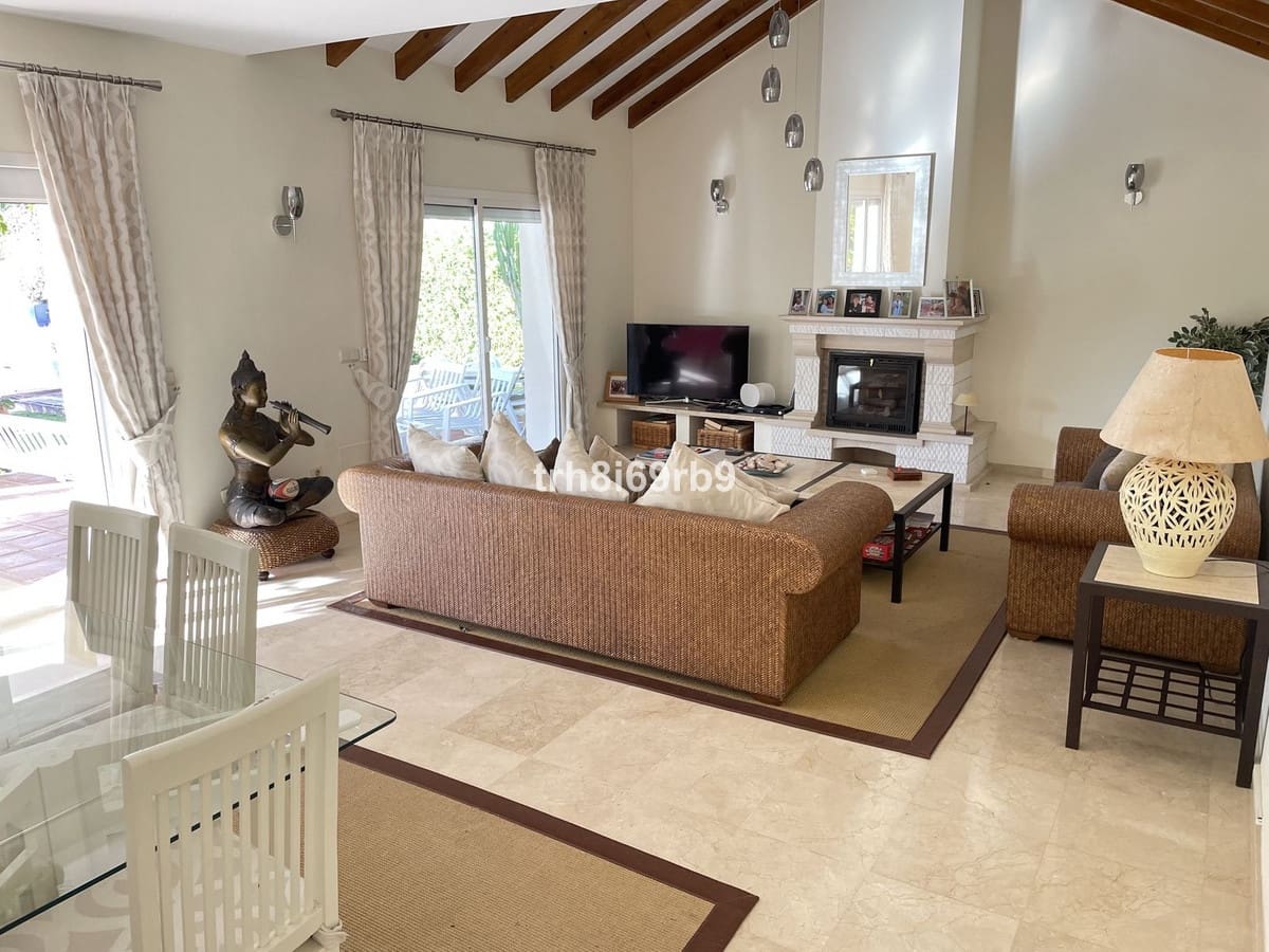 3 slaapkamer Villa te koop in New Golden Mile met zwembad garage - € 1.395.000 (Ref: 9549024)