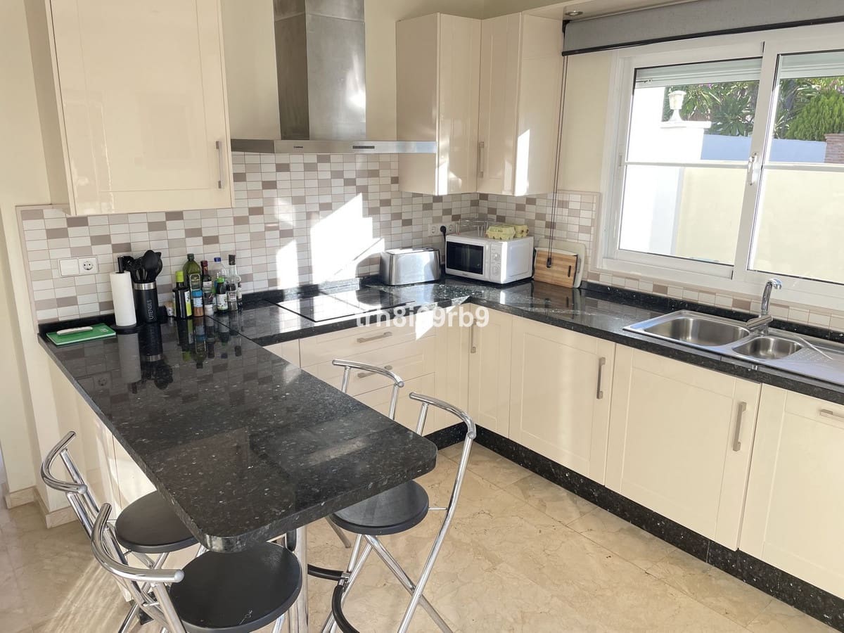 3 slaapkamer Villa te koop in New Golden Mile met zwembad garage - € 1.395.000 (Ref: 9549024)