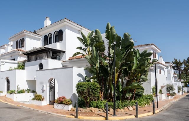 Chalet de 3 habitaciones en Costalita, Estepona en venta con piscina garaje - 680.000 € (Ref: 9550009)