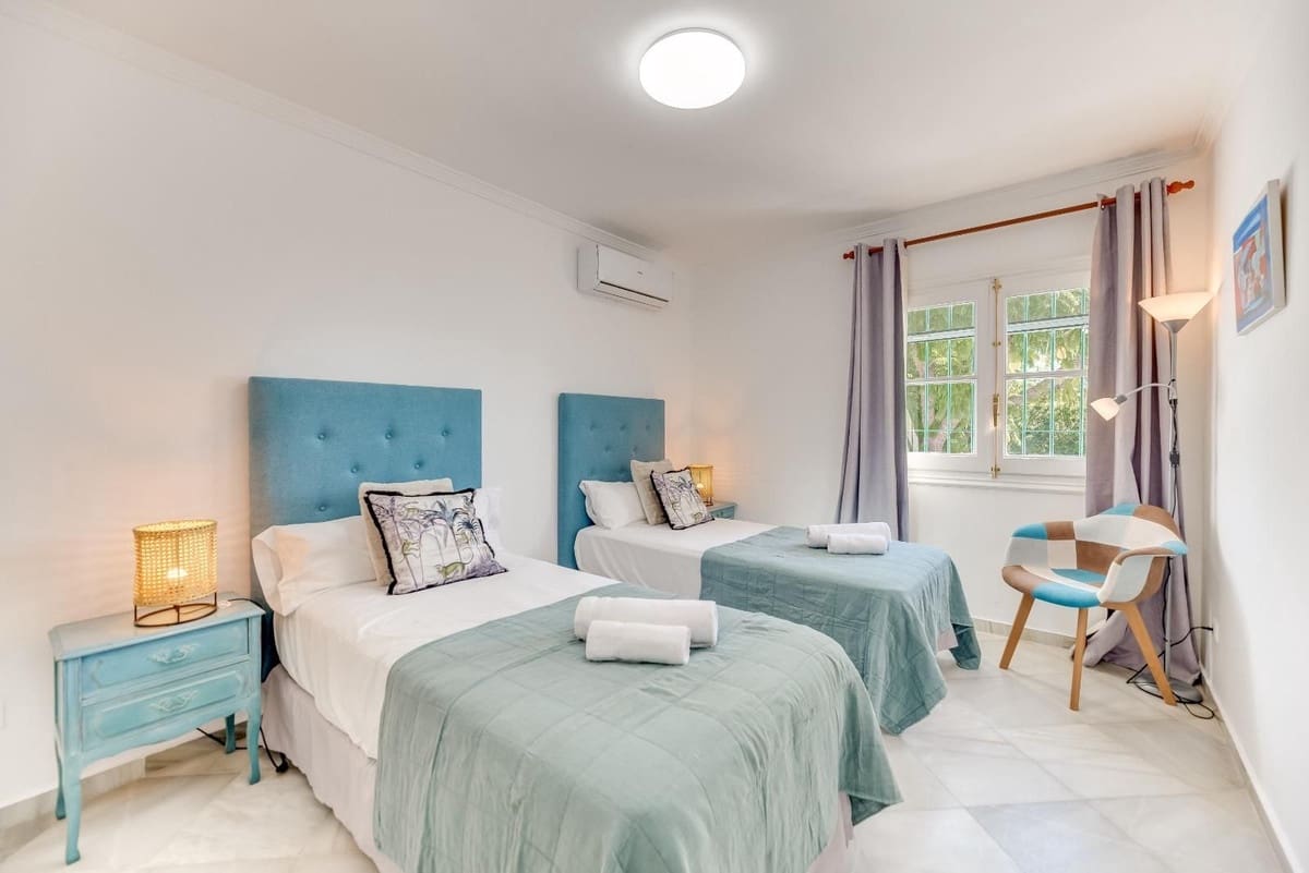 5 slaapkamer Villa te koop in Marbella met zwembad garage - € 1.300.000 (Ref: 9550012)