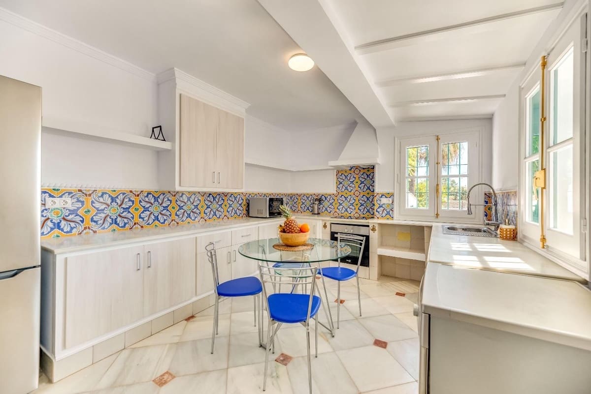 5 slaapkamer Villa te koop in Marbella met zwembad garage - € 1.300.000 (Ref: 9550012)