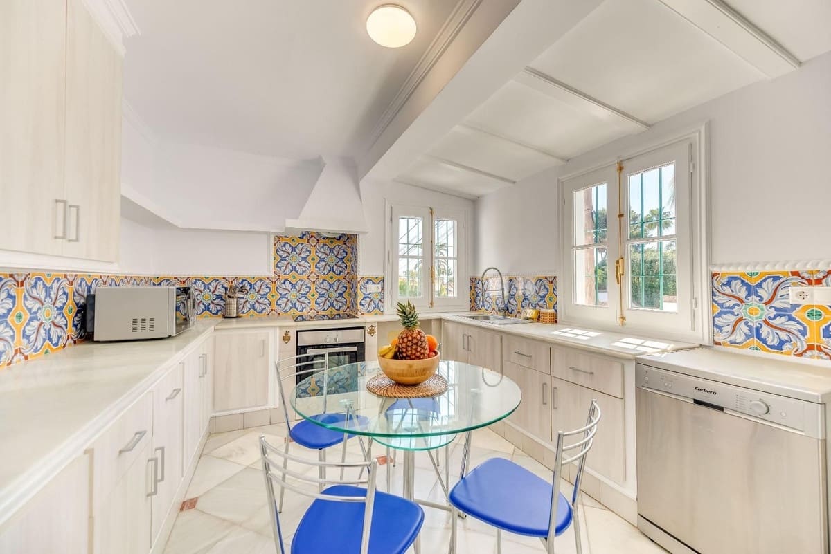 5 slaapkamer Villa te koop in Marbella met zwembad garage - € 1.300.000 (Ref: 9550012)