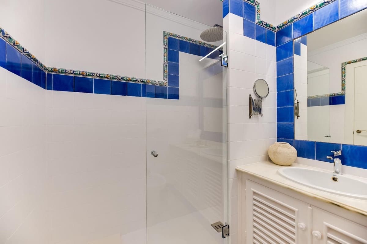 5 slaapkamer Villa te koop in Marbella met zwembad garage - € 1.300.000 (Ref: 9550012)