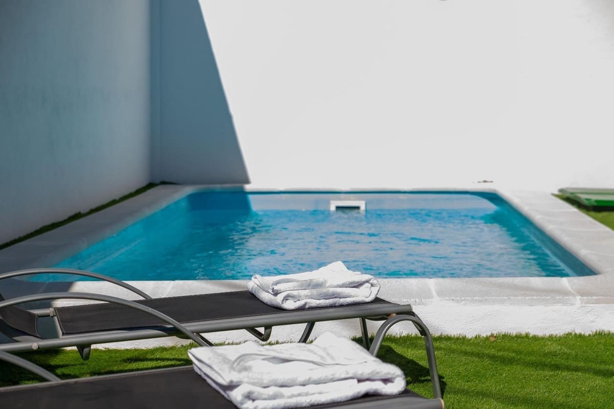 5 slaapkamer Villa te koop in Marbella met zwembad garage - € 1.300.000 (Ref: 9550012)