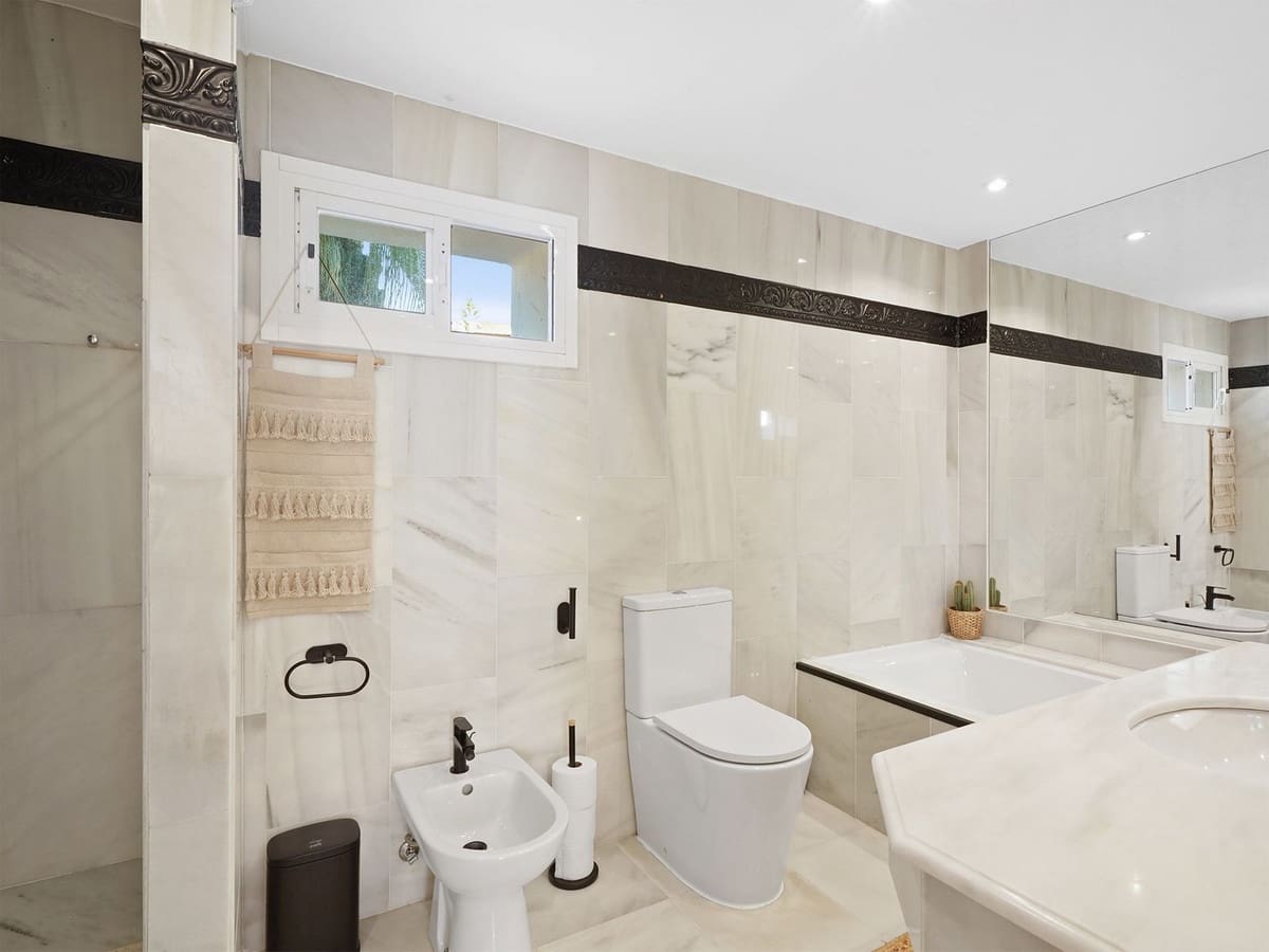 Piso de 2 habitaciones en Marbella en venta con piscina garaje - 669.000 € (Ref: 9550013)