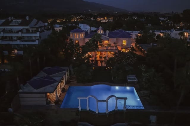 Chalet de 6 habitaciones en Las Brisas, Marbella en venta con piscina garaje - 7.500.000 € (Ref: 9552410)