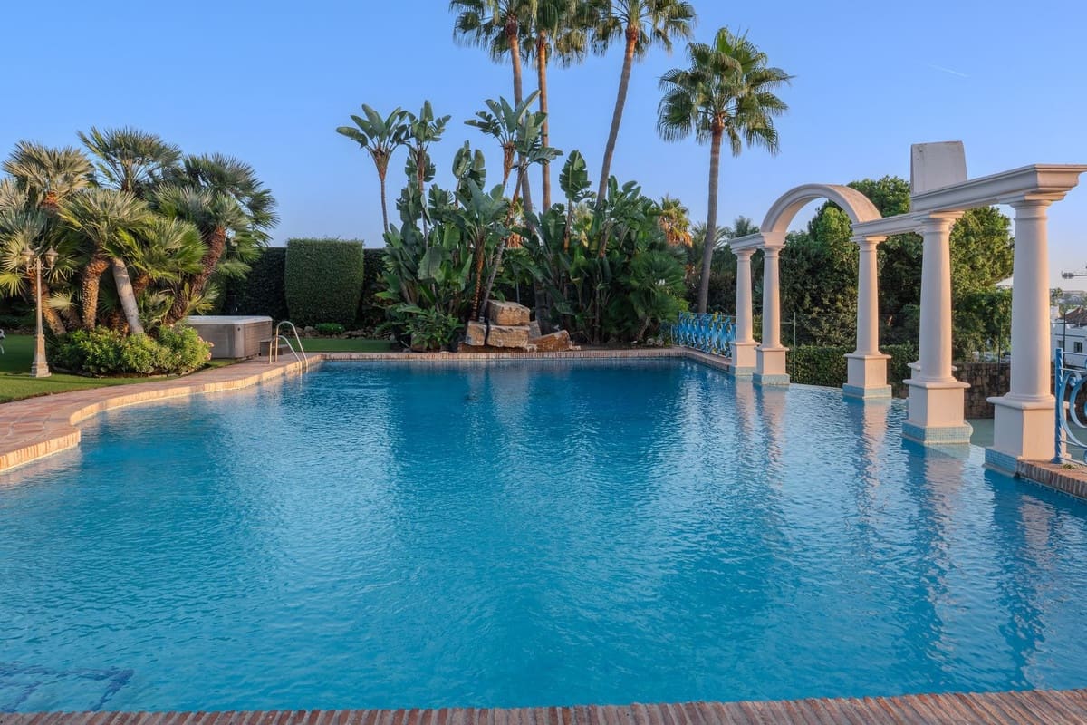 6 quarto Moradia para venda em Marbella com piscina garagem - 7 500 000 € (Ref: 9552410)