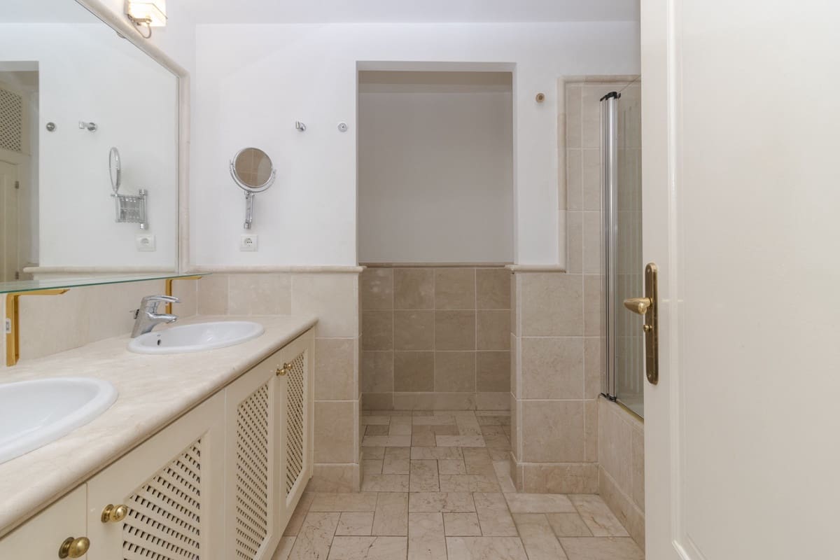 Piso de 3 habitaciones en Marbella en venta con piscina garaje - 550.000 € (Ref: 9559057)