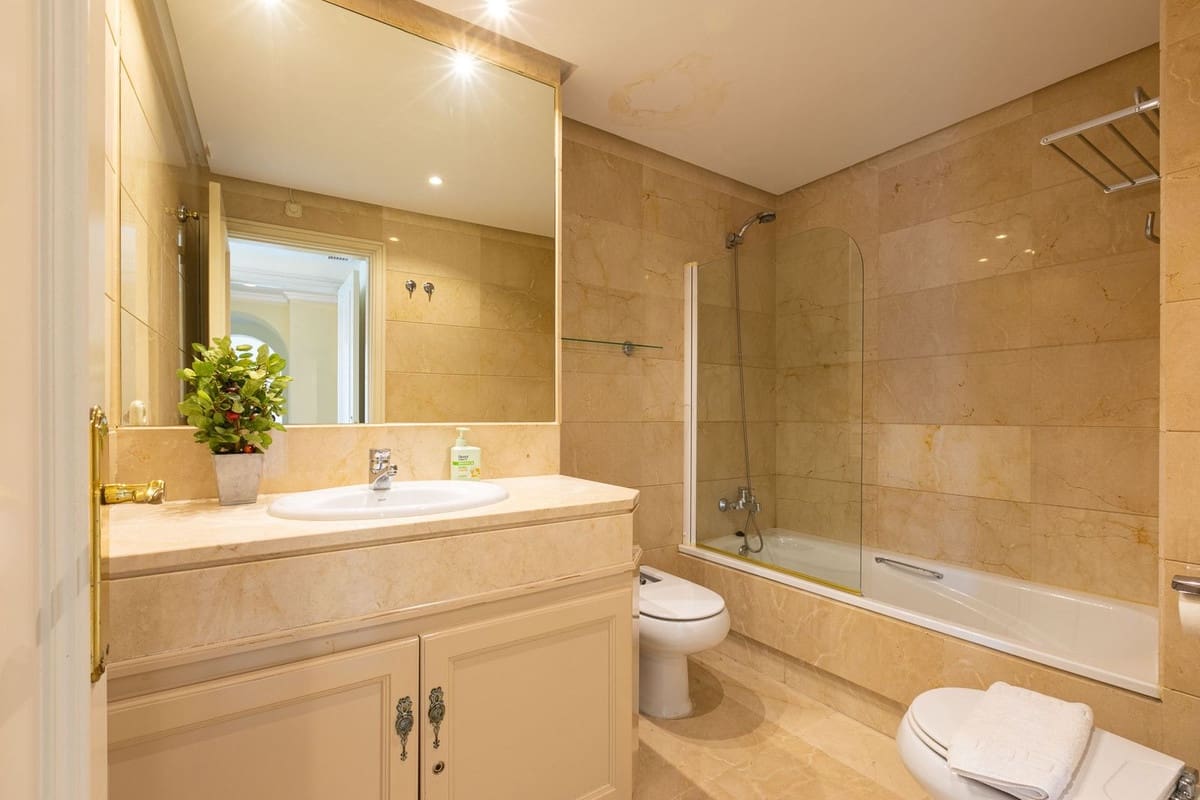 2 soverom Leilighet til salgs i Marbella med svømmebasseng garasje - € 595 000 (Ref: 9559060)