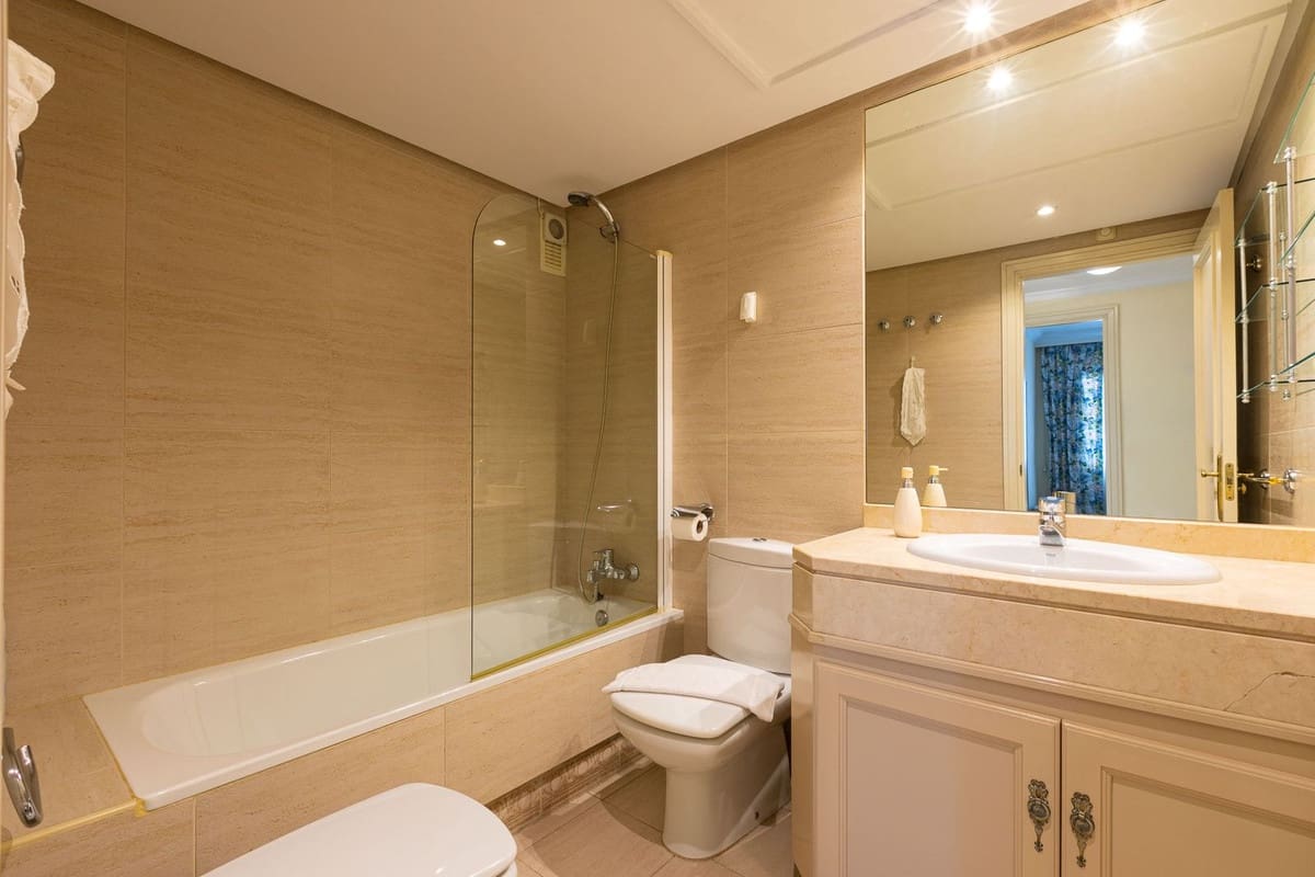 2 soverom Leilighet til salgs i Marbella med svømmebasseng garasje - € 595 000 (Ref: 9559060)