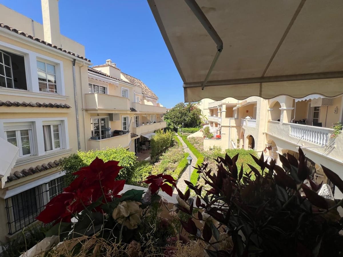 2 bedroom Flat for sale in Estepona with pool garage - € 299,950 (Ref: 9559061)