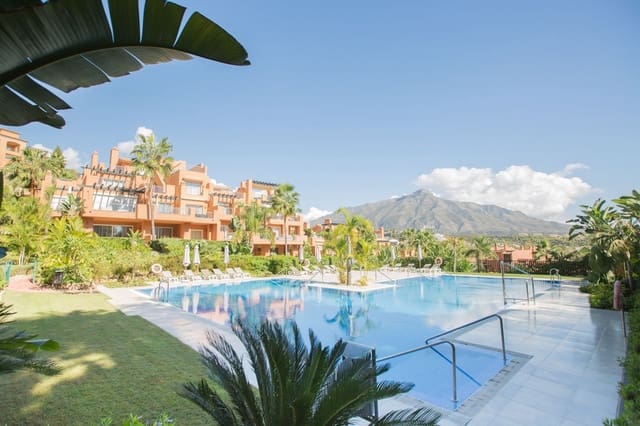 2 slaapkamer Flat te koop in Las Brisas, Marbella met zwembad garage - € 699.000 (Ref: 9559063)