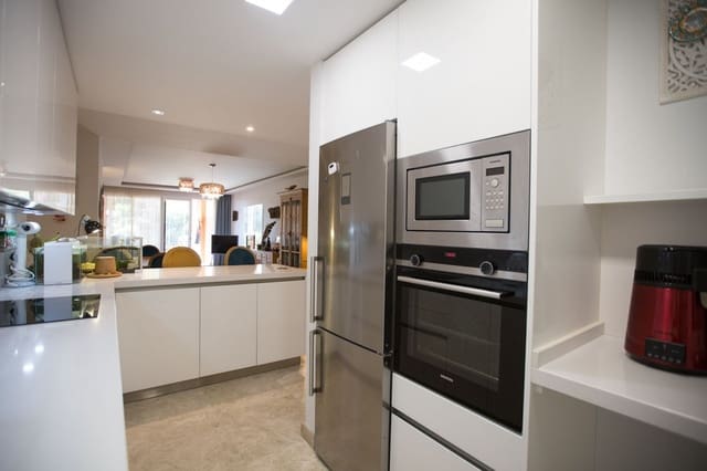 2 slaapkamer Flat te koop in Las Brisas, Marbella met zwembad garage - € 699.000 (Ref: 9559063)