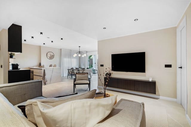 4 makuuhuone Asunto myytävänä paikassa Las Brisas, Marbella mukana uima-altaan 
autotalli - 695 000 € (Ref: 9559065)