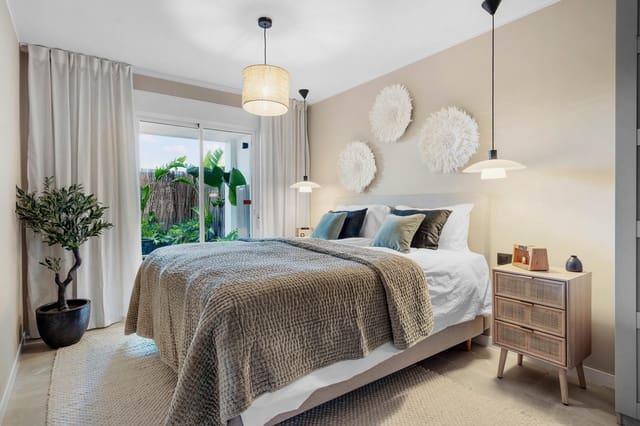 4 makuuhuone Asunto myytävänä paikassa Las Brisas, Marbella mukana uima-altaan 
autotalli - 695 000 € (Ref: 9559065)