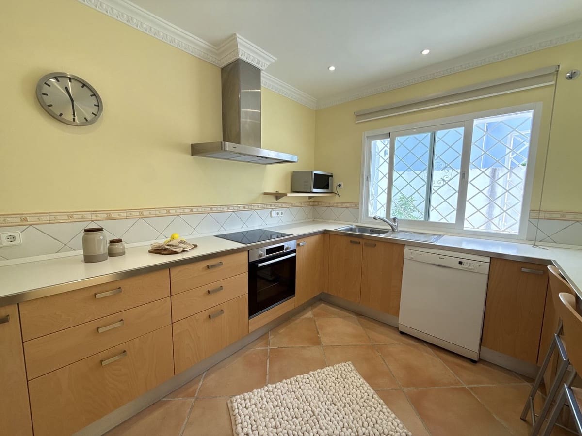 3 soveværelse Villa til salg i Marbella med garage - € 649.000 (Ref: 9559369)