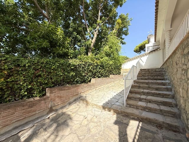 3 sypialnia Willa na sprzedaż w San Pedro de Alcántara Pueblo, Marbella z garażem - 649 000 € (Ref: 9559369)