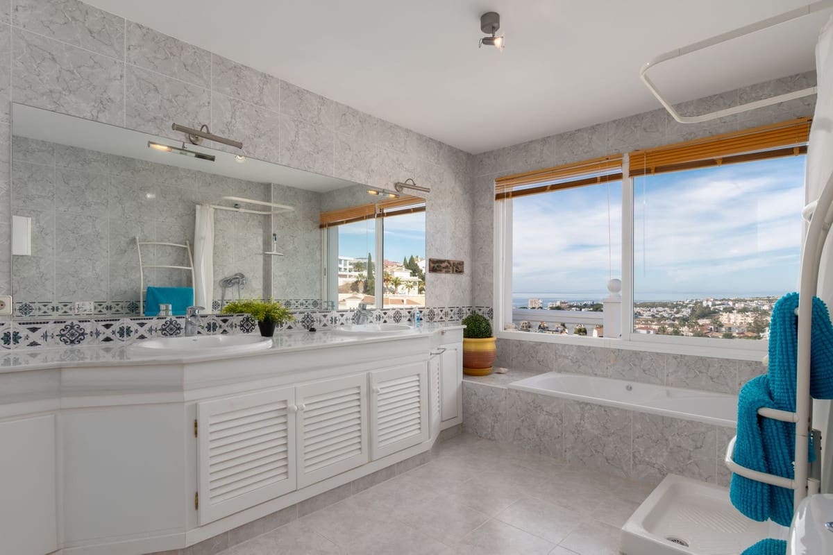 5 soverom Villa til salgs i Mijas med svømmebasseng garasje - € 1 650 000 (Ref: 9559373)