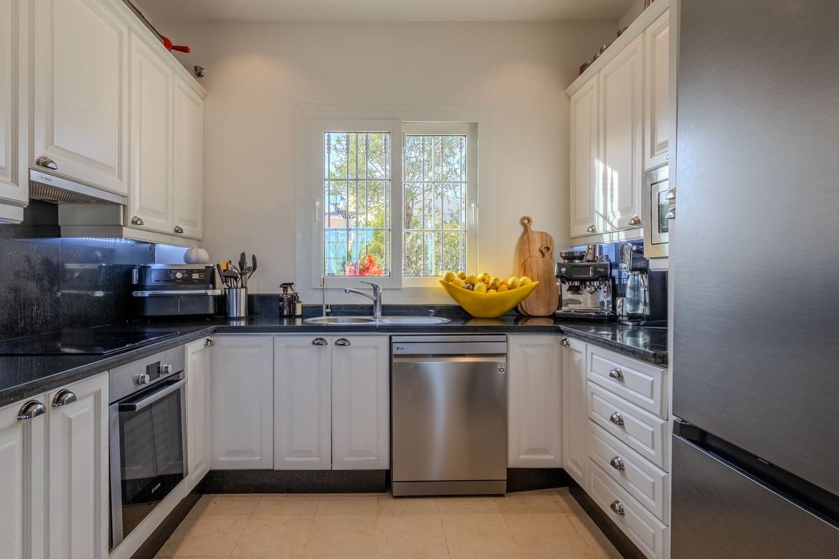 4 sovrum Villa till salu i Marbella med pool garage - 2 395 000 € (Ref: 9562250)