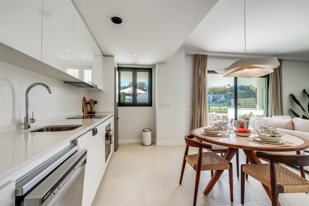 2 sovrum Lägenhet till salu i Estepona med pool garage - 475 000 € (Ref: 9562251)