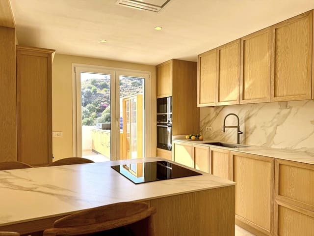 3 makuuhuone Asunto myytävänä paikassa Río Real, Marbella mukana uima-altaan - 1 390 000 € (Ref: 9562254)