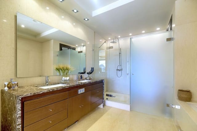 2 sypialnia Mieszkanie na sprzedaż w Las Brisas, Marbella z basenem garażem - 1 050 000 € (Ref: 9562259)