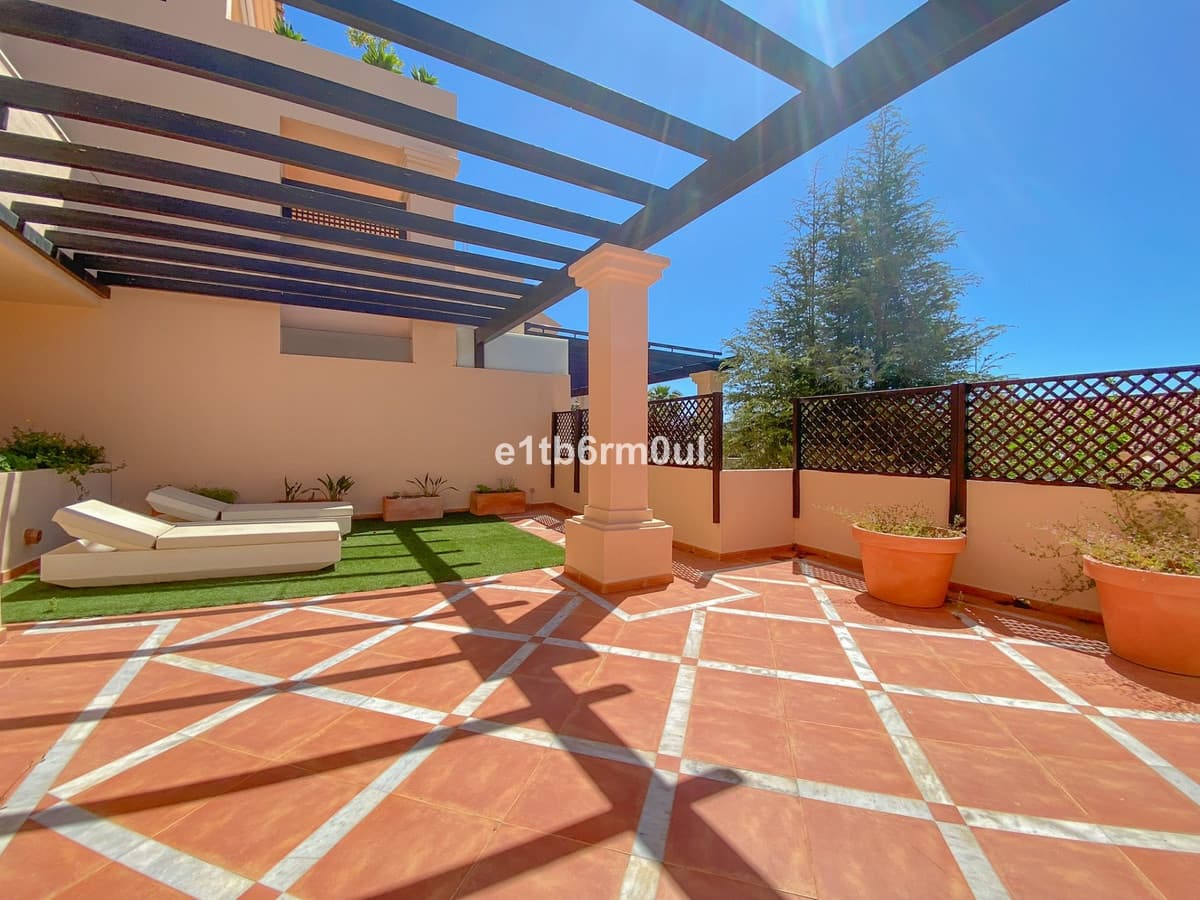 2 bedroom Flat for sale in Marbella with pool garage - € 875,000 (Ref: 9563815)