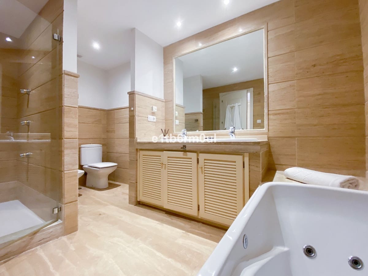 2 bedroom Flat for sale in Marbella with pool garage - € 875,000 (Ref: 9563815)