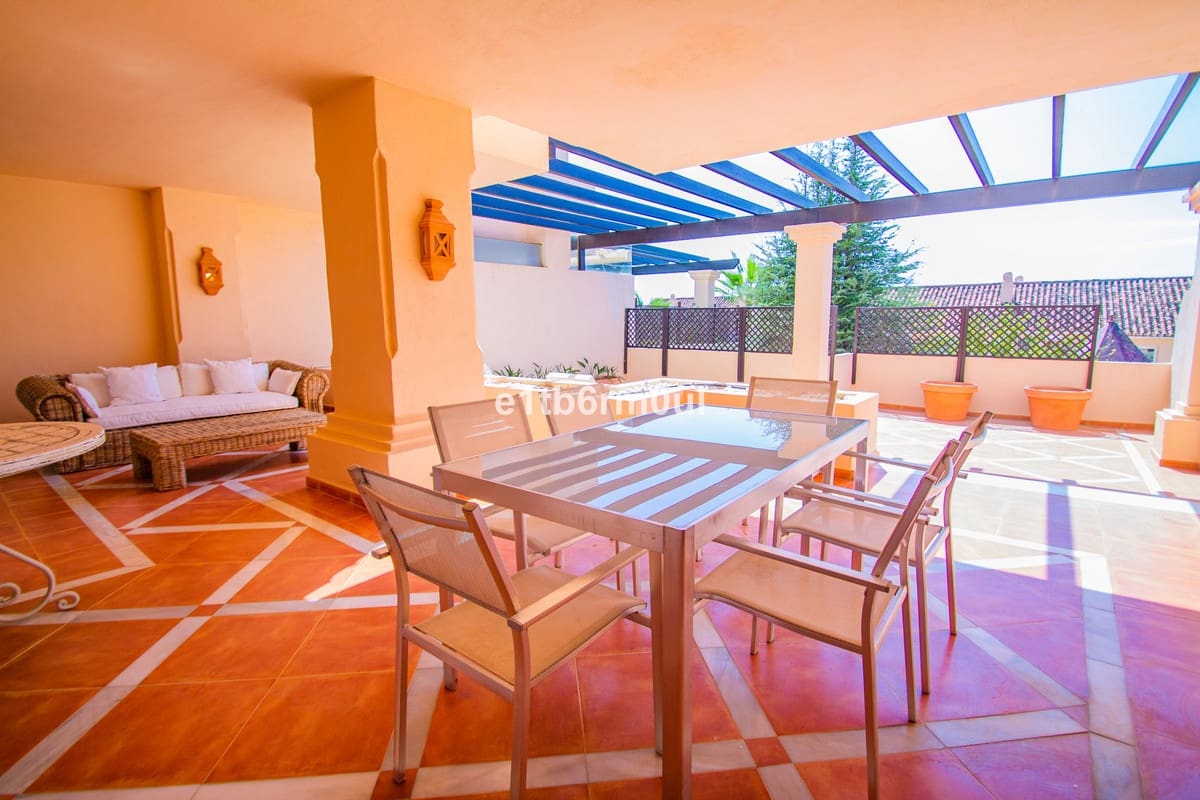 2 bedroom Flat for sale in Marbella with pool garage - € 875,000 (Ref: 9563815)