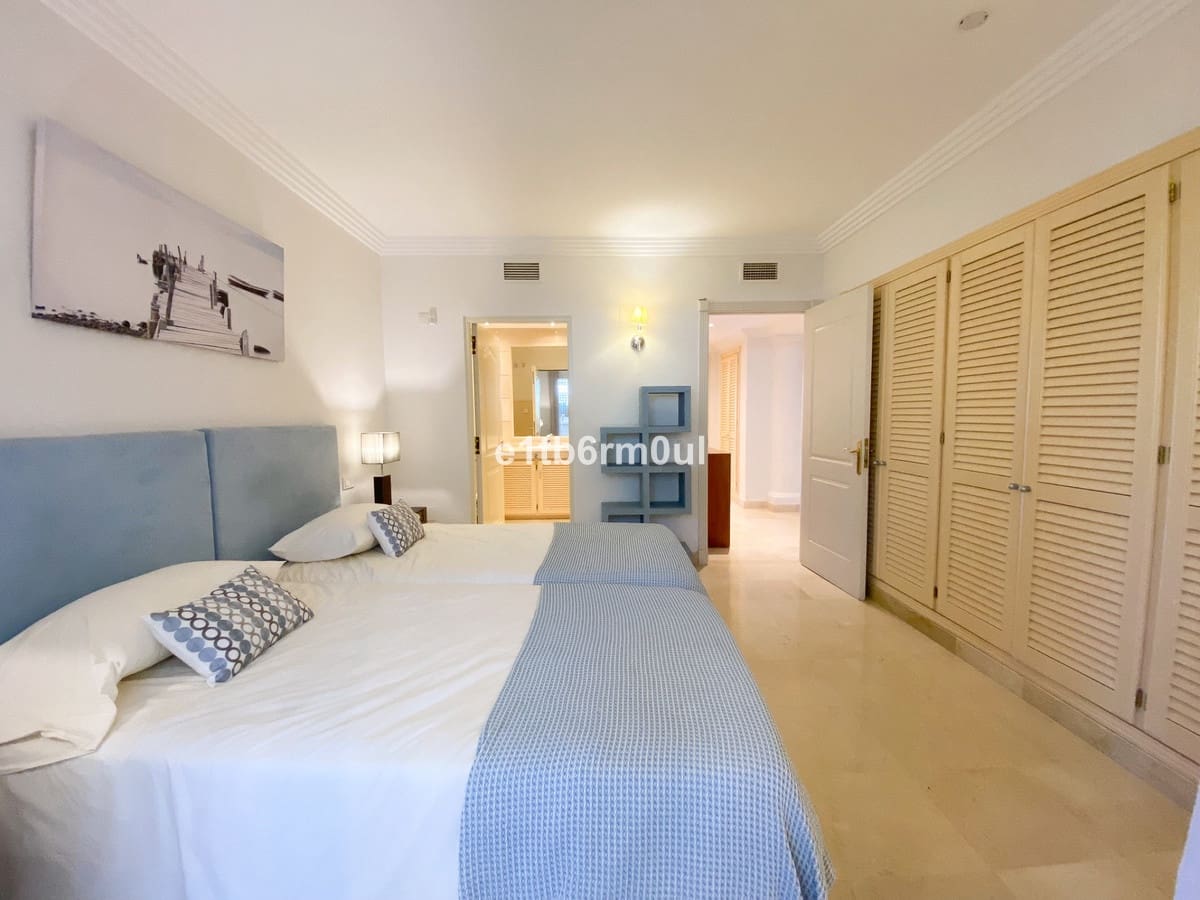 2 bedroom Flat for sale in Marbella with pool garage - € 875,000 (Ref: 9563815)