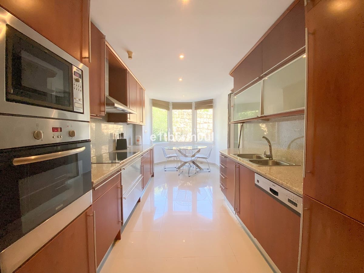 2 bedroom Flat for sale in Marbella with pool garage - € 875,000 (Ref: 9563815)