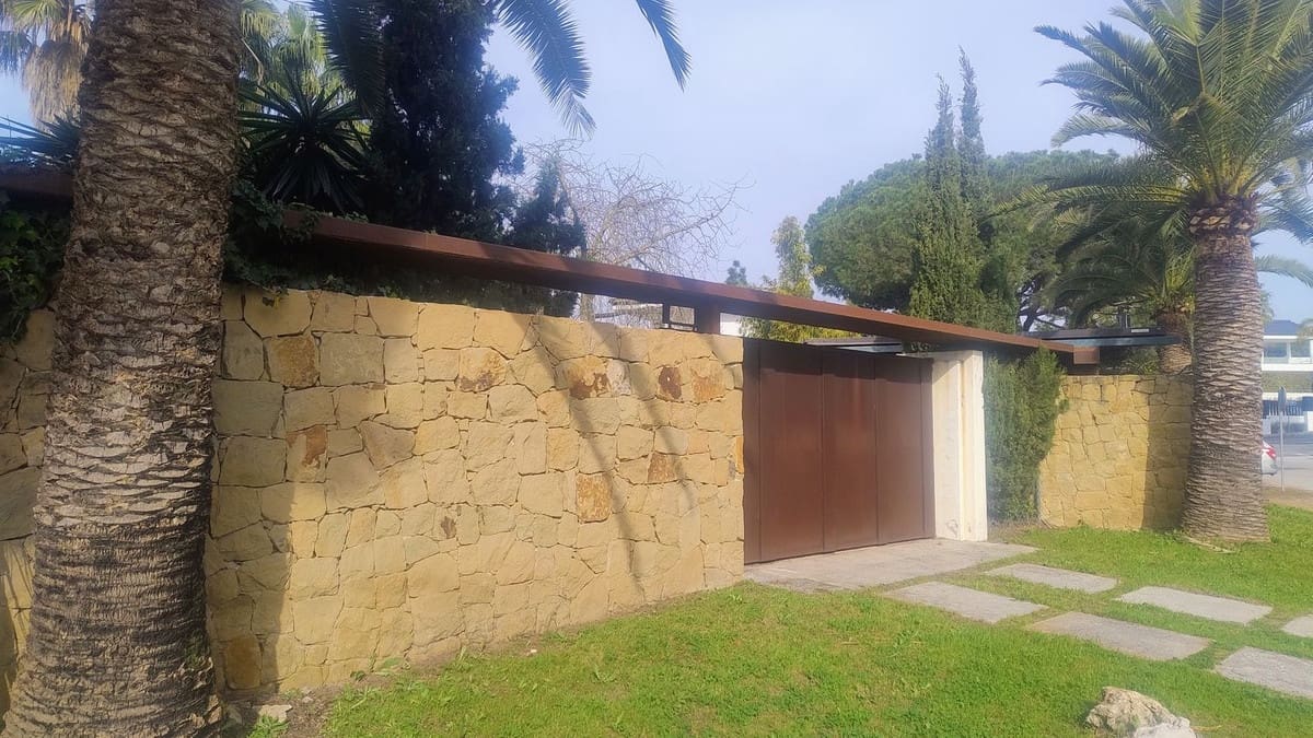 Building Plot for sale in Marbella - € 1,300,000 (Ref: 9565717)