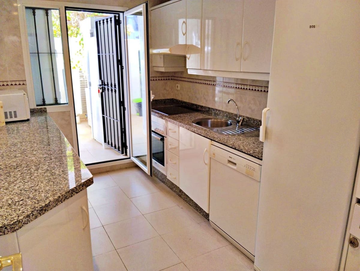 2 bedroom Flat for sale in Marbella with pool - € 450,000 (Ref: 9593182)