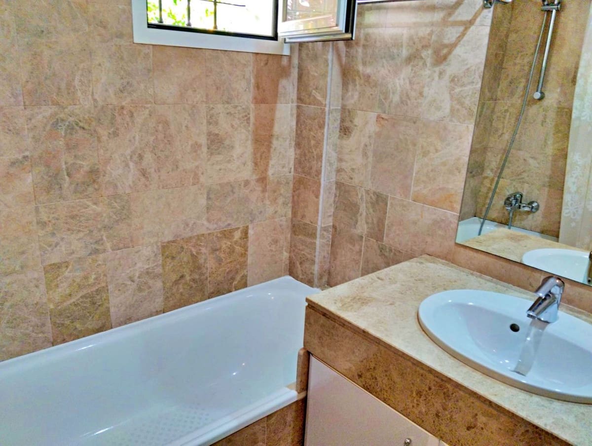 2 bedroom Flat for sale in Marbella with pool - € 450,000 (Ref: 9593182)