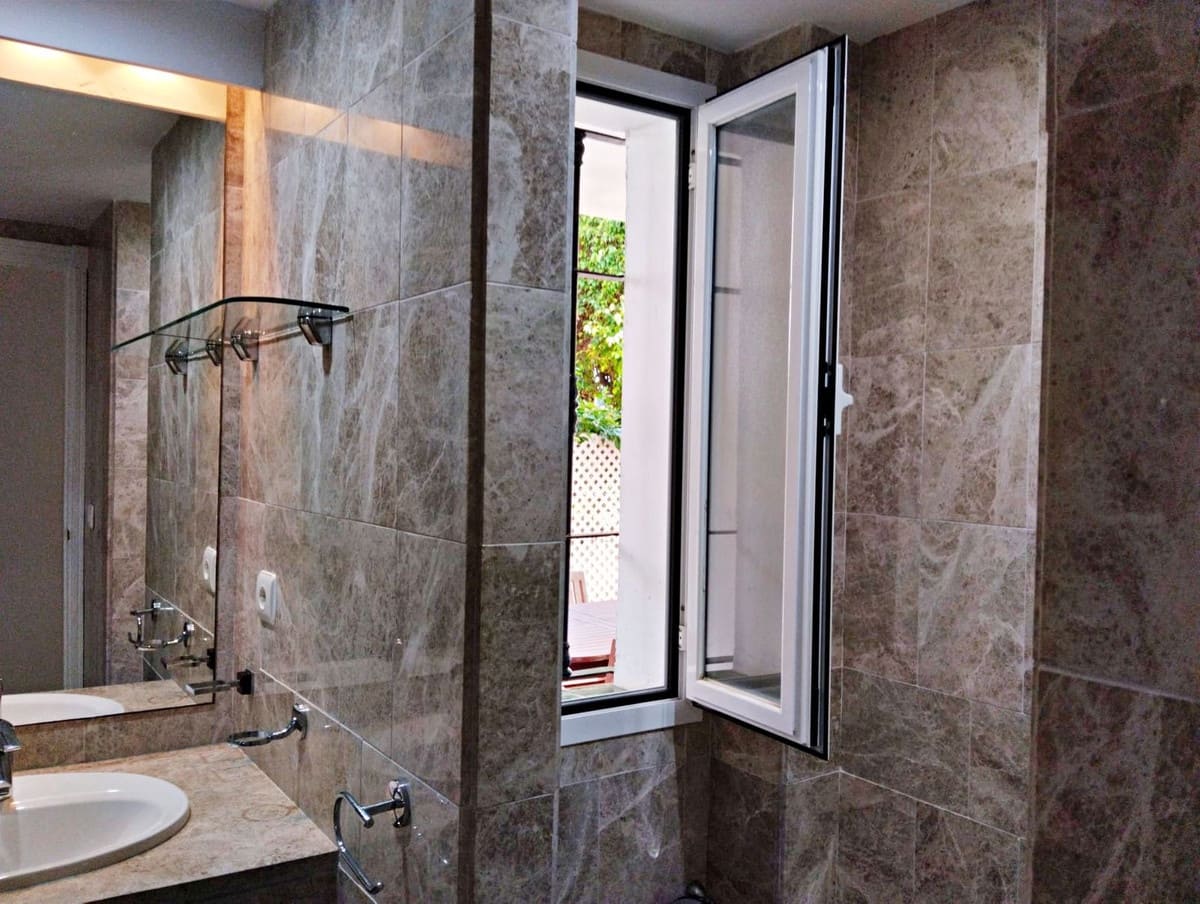 2 bedroom Flat for sale in Marbella with pool - € 450,000 (Ref: 9593182)