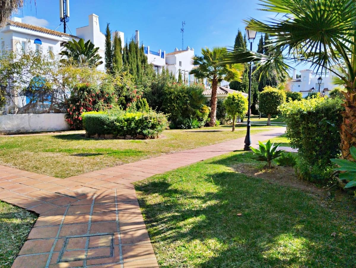 2 bedroom Flat for sale in Marbella with pool - € 450,000 (Ref: 9593182)