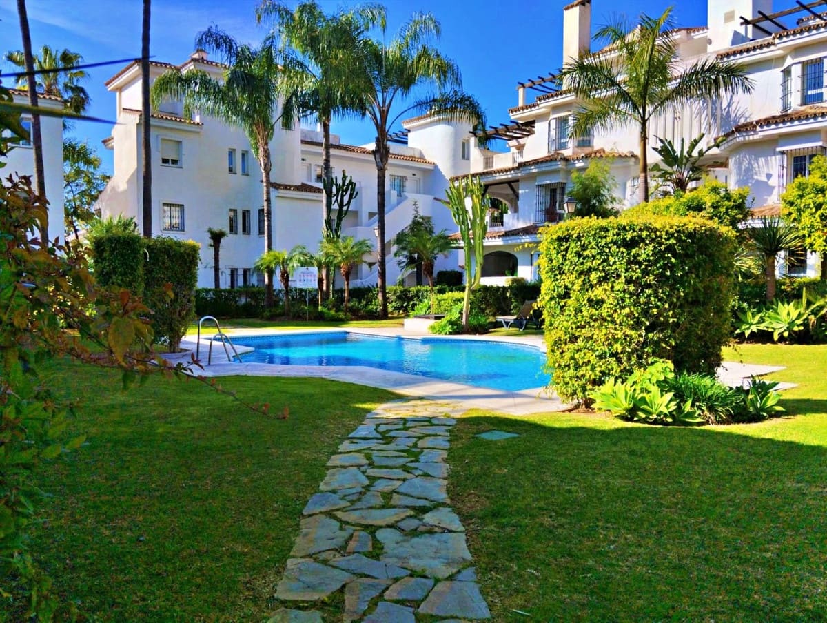 2 bedroom Flat for sale in Marbella with pool - € 450,000 (Ref: 9593182)