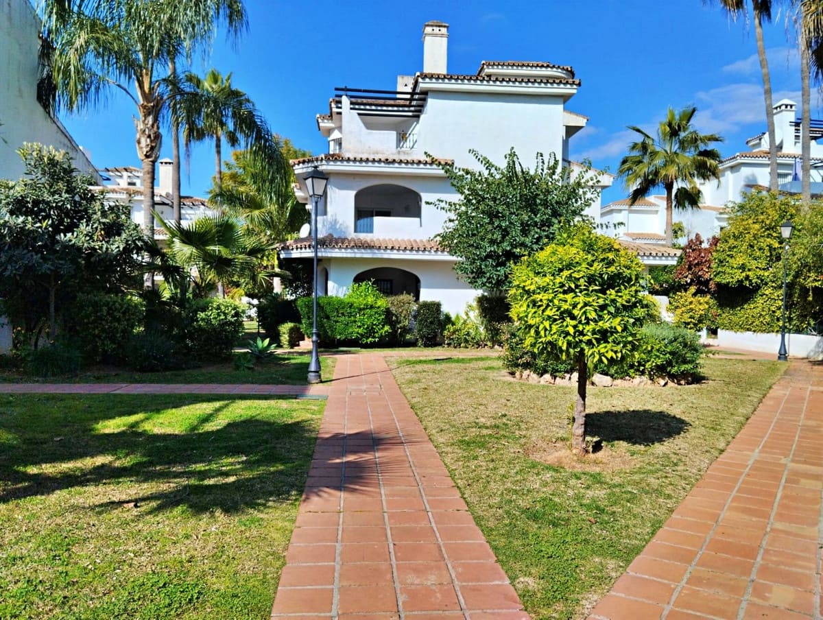 2 bedroom Flat for sale in Marbella with pool - € 450,000 (Ref: 9593182)