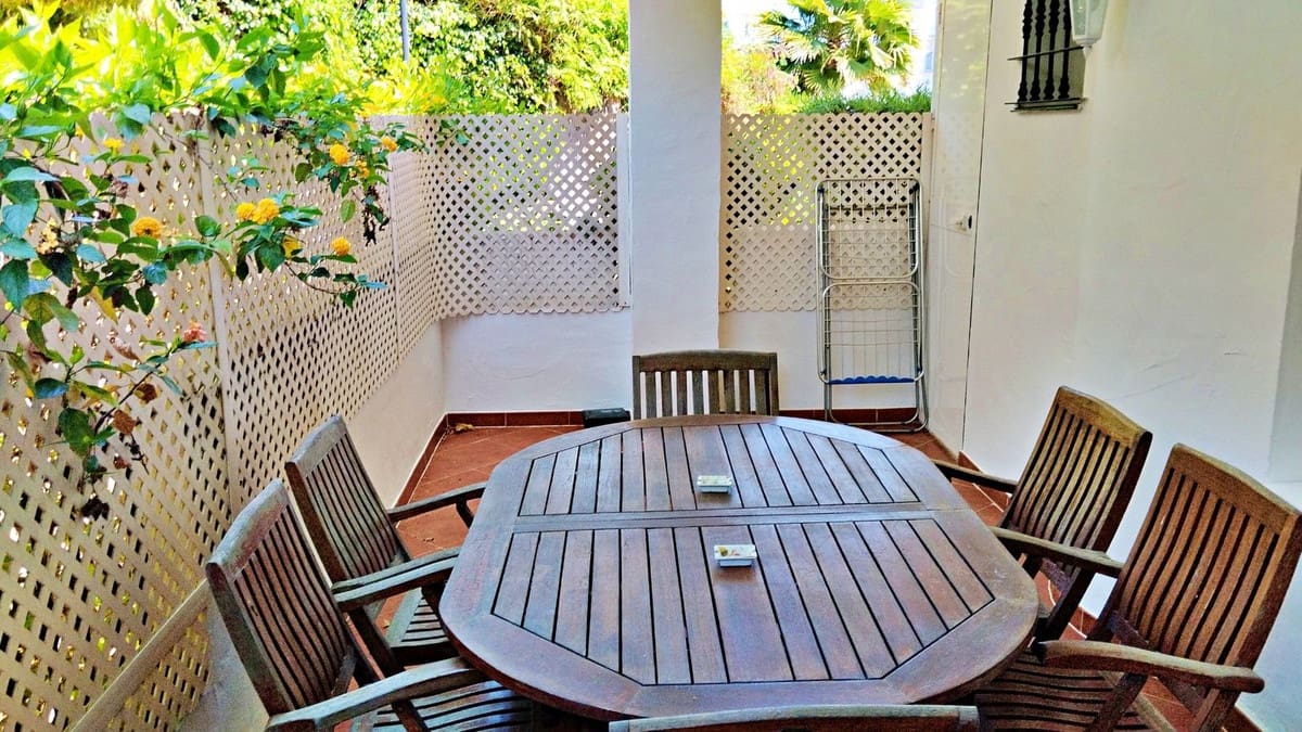 2 bedroom Flat for sale in Marbella with pool - € 450,000 (Ref: 9593182)
