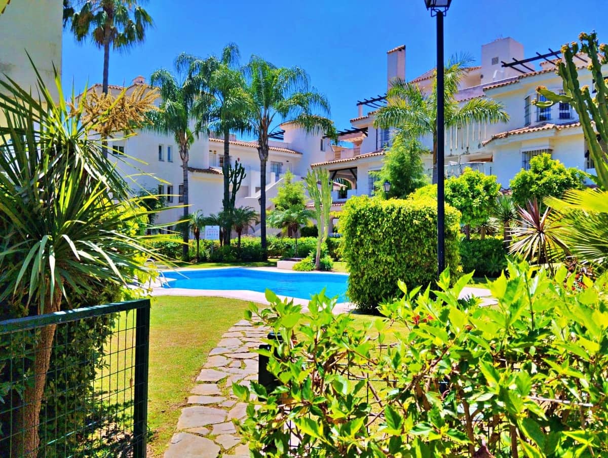 2 bedroom Flat for sale in Marbella with pool - € 450,000 (Ref: 9593182)