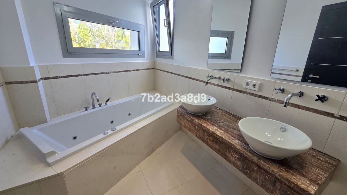 Chalet de 5 habitaciones en Marbella en venta con piscina garaje - 3.000.000 € (Ref: 9610557)