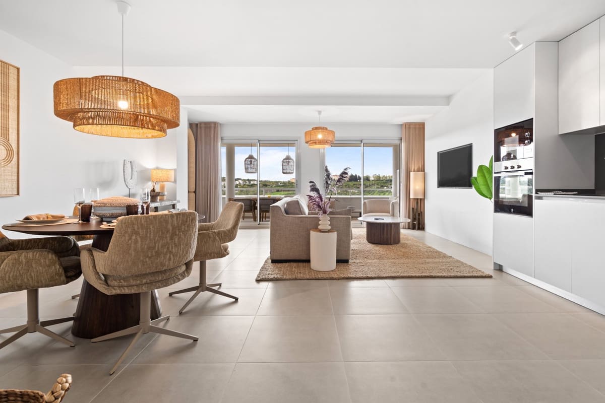 Piso de 3 habitaciones en Estepona en venta con piscina - 550.000 € (Ref: 9610558)