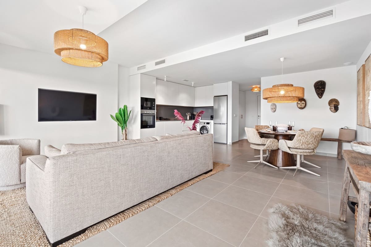 Piso de 3 habitaciones en Estepona en venta con piscina - 550.000 € (Ref: 9610558)