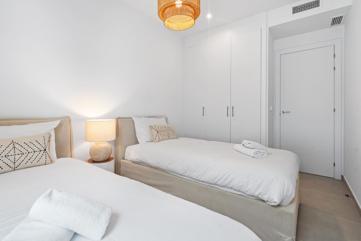 Piso de 3 habitaciones en Estepona en venta con piscina - 550.000 € (Ref: 9610558)