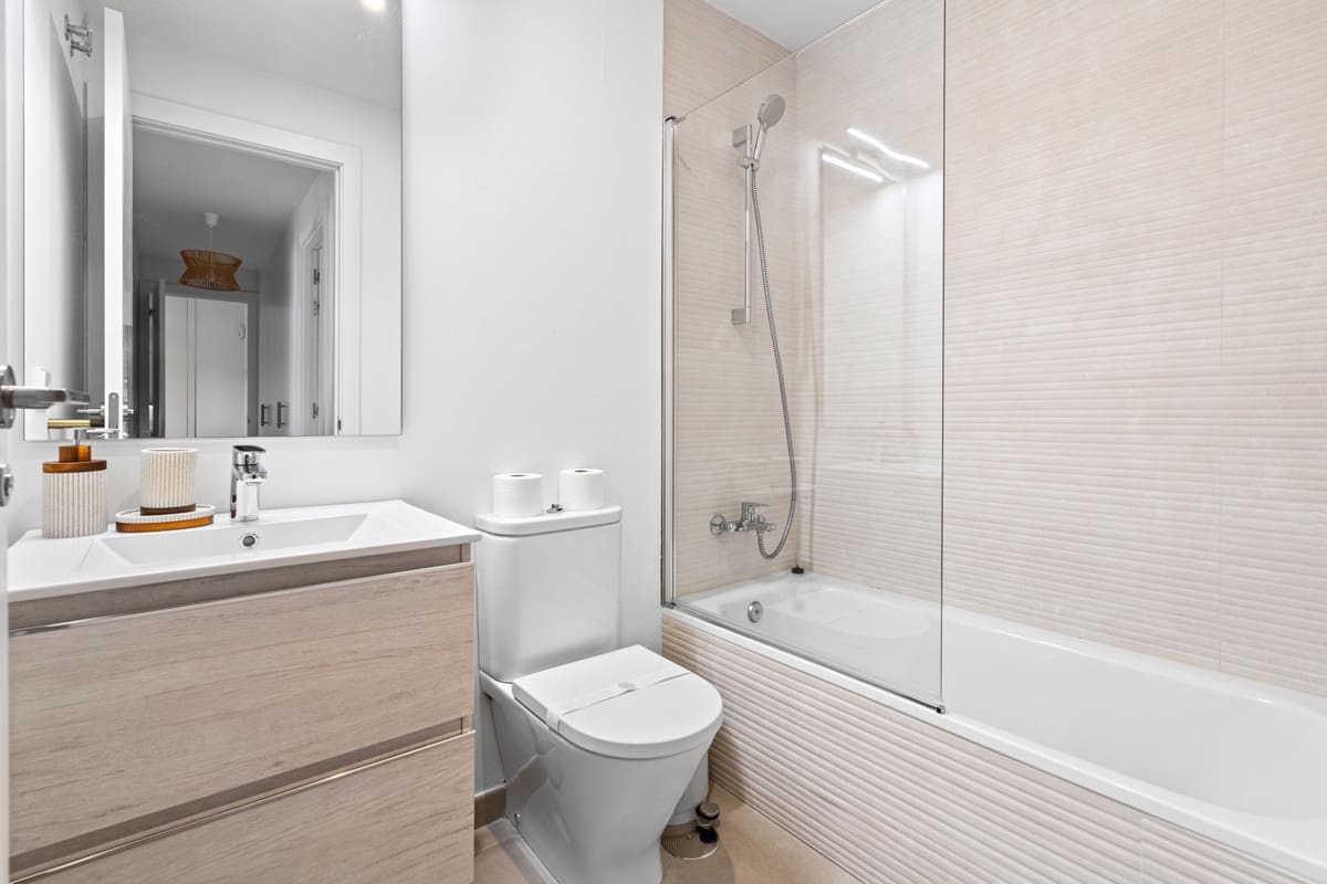 Piso de 3 habitaciones en Estepona en venta con piscina - 550.000 € (Ref: 9610558)